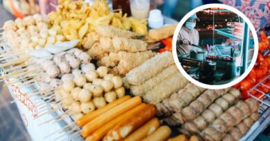 Imagem de uma barraca com diversas comidas típicas de rua, como espetinho de carne e outras variedades. como ganhar dinheiro com comida de rua