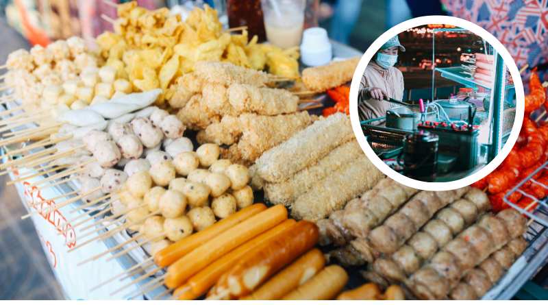 Imagem de uma barraca com diversas comidas típicas de rua, como espetinho de carne e outras variedades. como ganhar dinheiro com comida de rua