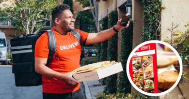 Imagem de uma pessoa entregando um refeição e dentro de um círculo a imagem de um aplicativo de pedido de delivery.