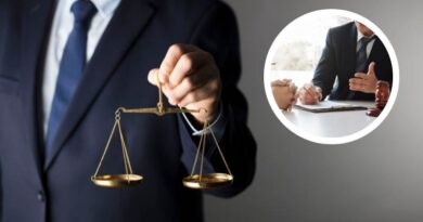 Imagem de um advogado segurando a balança símbolo da Justiça, fazendo referência ao tema do artigo que é como empreender sendo advogado