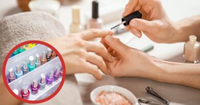 Imagem de uma manicure fazendo pintando a unha de uma cliente, em destaque vários vidros de esmaltes, ilustrando a proposta de como montar uma esmalteria.