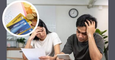 Imagem de um casal preocupado, diante de várias contas, ilustrando a temática de como se livrar das dívidas.