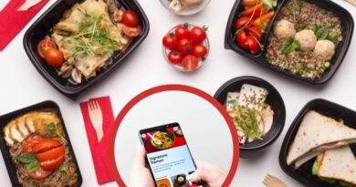 Imagem de uma mesa com marmitex para entrega e um destaque de uma pessoa consultado um aplicativo de comida, dentro do tema do artigo como vender lanches no iFood.