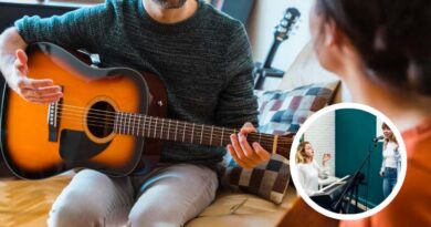 Imagem de um professor com um violão e um estudante em uma aula de música, dentro da temática do artigo: ganhar dinheiro com música