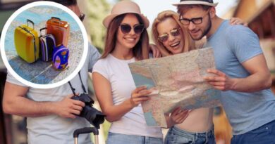 Imagem de pessoas com um mapa na mão em uma cena de viagem, uma referência ao tema do artigo ganhar dinheiro com turismo. Tudo isso para lhe ajudar a ganhar dinheiro com turismo.