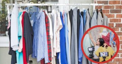 Imagem de um cabideiro com roupas usadas e em destaque uma pessoa tirando fotos da roupa para colocar na internet, ilustrando desta forma o tema do artigo que é vender roupas usadas online.